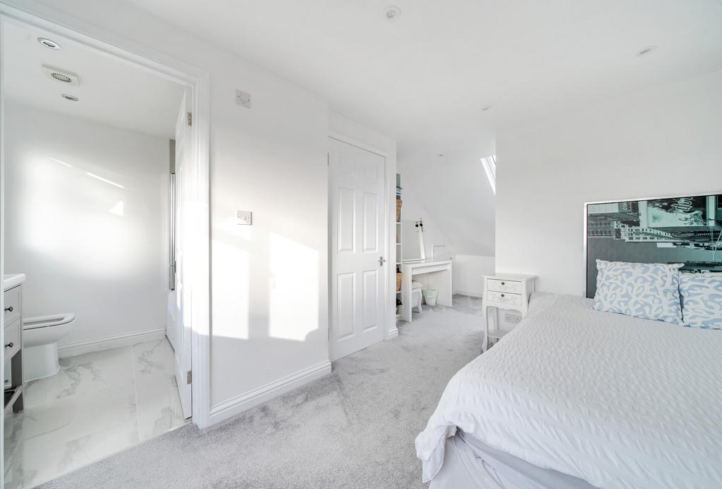 1376305-7-690b60b...