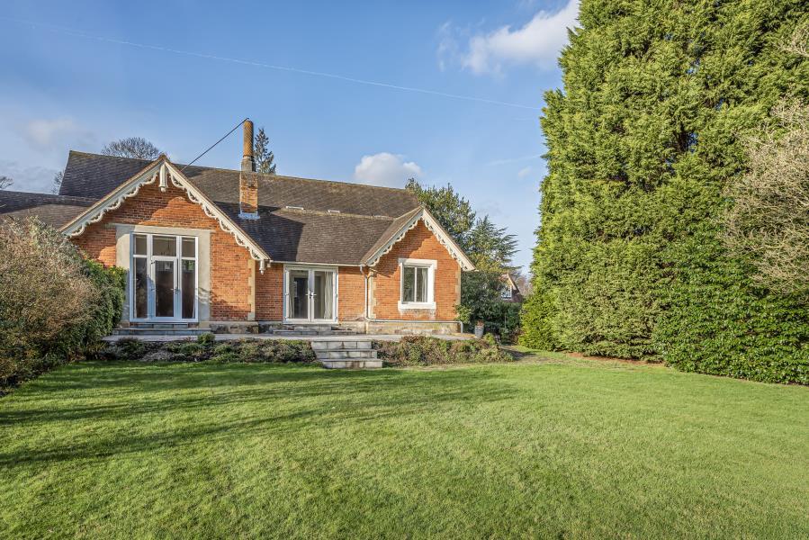 Chobham Road, Ottershaw, Chertsey, Surrey, KT16 0QD 3 bed terraced
