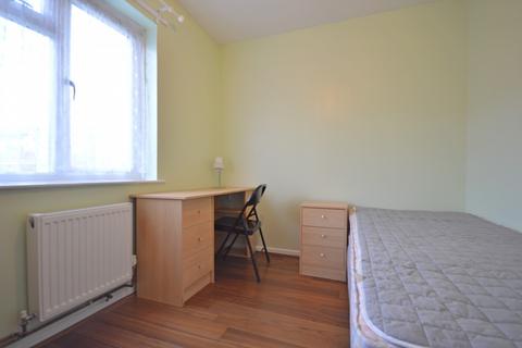 4 bedroom end of terrace house to rent, Barnfield Drive, Chichester, PO19