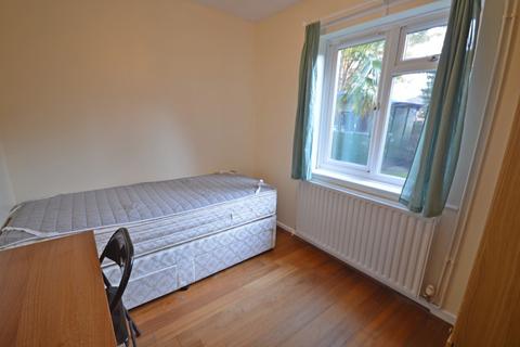 4 bedroom end of terrace house to rent, Barnfield Drive, Chichester, PO19