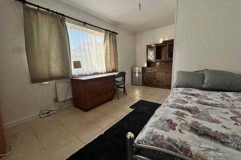 1 bedroom in a house share to rent, Old Oak Common Lane, East Acton, London, W3 7DW
