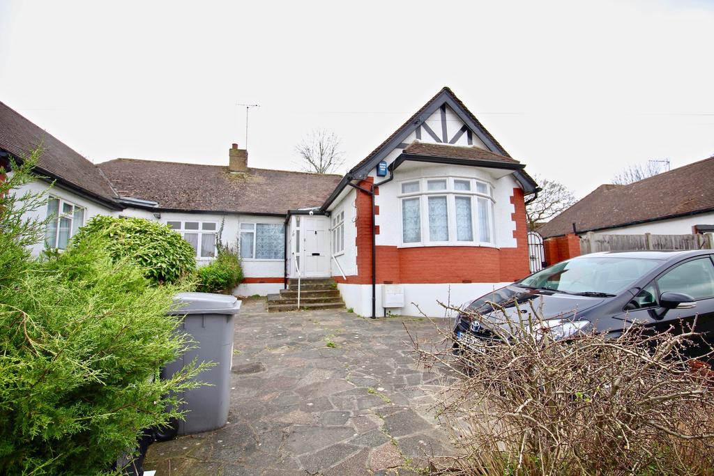 Forty Close, Wembley, London, HA9 3 bed bungalow £1,900 pcm (£438 pw)