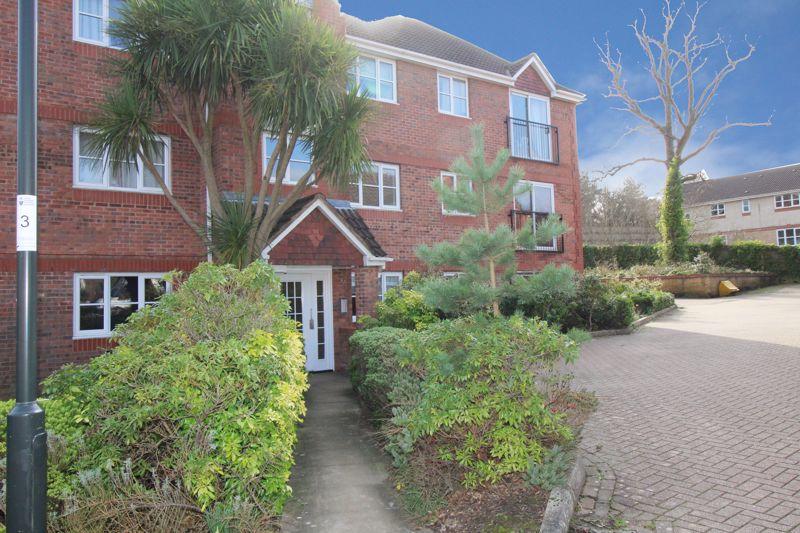 Maidenbower, Crawley 2 bed apartment £200,000