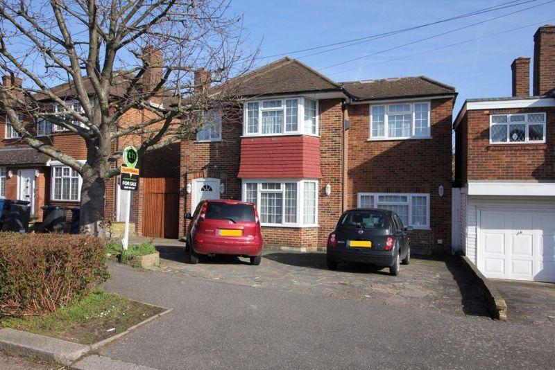 4 Bed Detached House on Harrowes Meade, Edgware, HA8 4 bed detached house £825,000