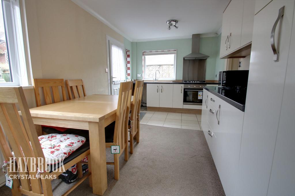 Marsh Avenue, Dronfield 3 bed semidetached house £180,000
