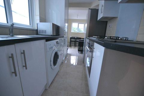 4 bedroom terraced house to rent, Cumberland Road, Reading