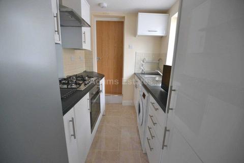 4 bedroom terraced house to rent, Cumberland Road, Reading