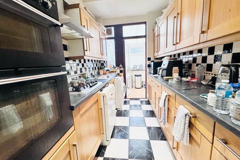 1 bedroom in a house share to rent, Cambridge Gardens  N21