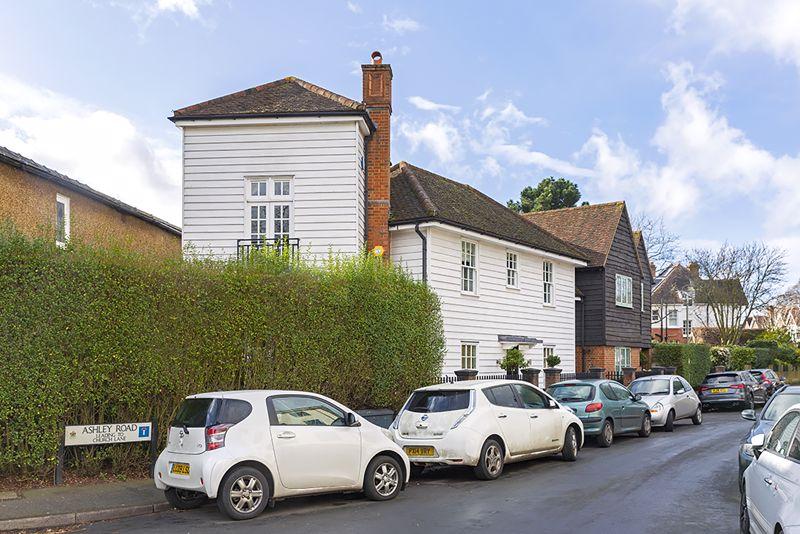 Ashley Road, Thames Ditton 3 bed semidetached house £2,650 pcm (£612 pw)