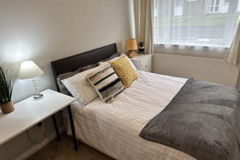5 bedroom house share to rent - KEMSING GARDENS