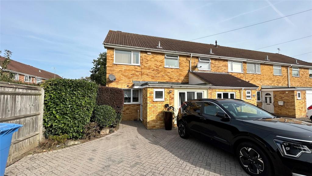 Croft Lane, Yateley, Hampshire, GU46 3 bed semidetached house to rent £1,500 pcm (£346 pw)