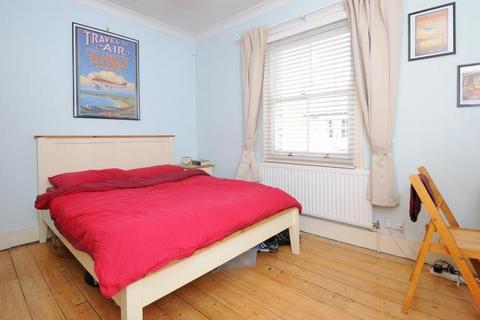 2 bedroom terraced house to rent, Kings Road,  Reading,  RG4