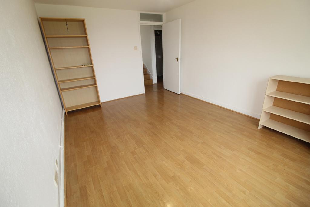 One Bedroom Flat with Large Living Room in Wemble