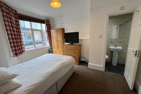 1 bedroom in a house share to rent, North Parade, Room 301