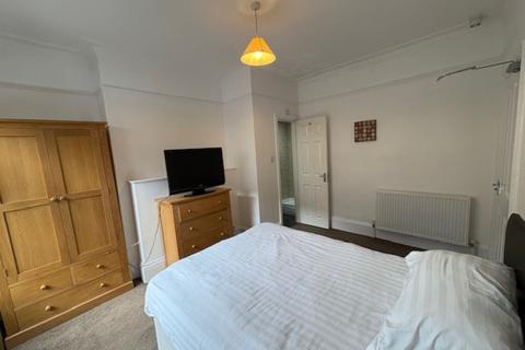 1 bedroom in a house share to rent, North Parade, Room 301