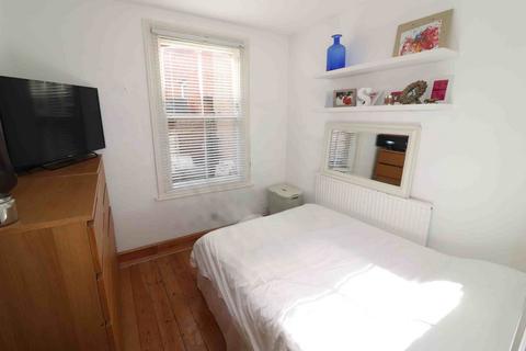 2 bedroom flat to rent, Royston Road, London