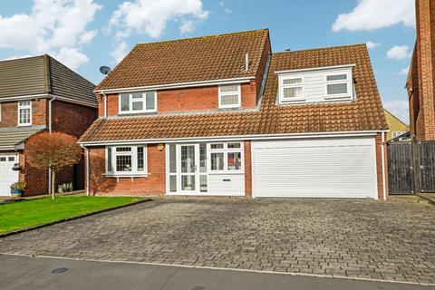 4 bedroom detached house for sale, Wakerfield Close, Hornchurch, RM11