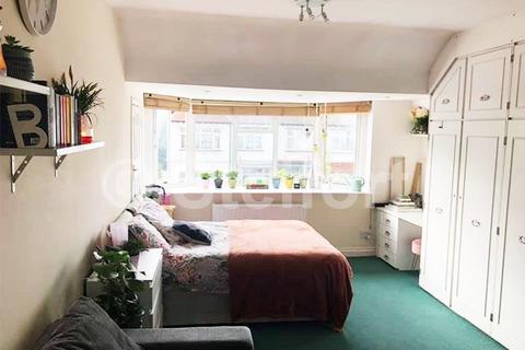 3 bedroom maisonette to rent, Woodstock Avenue, London NW11