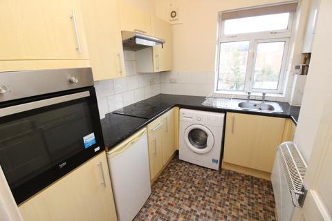 2 bedroom flat to rent - Central Road, Worcester Park KT4
