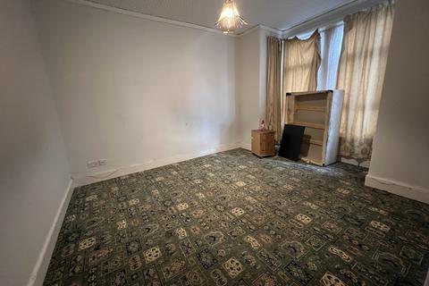 5 bedroom terraced house to rent, West End Road, Southall