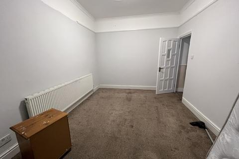 5 bedroom terraced house to rent, West End Road, Southall