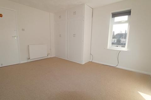 2 bedroom flat to rent, Harlands Road, Haywards Heath, RH16