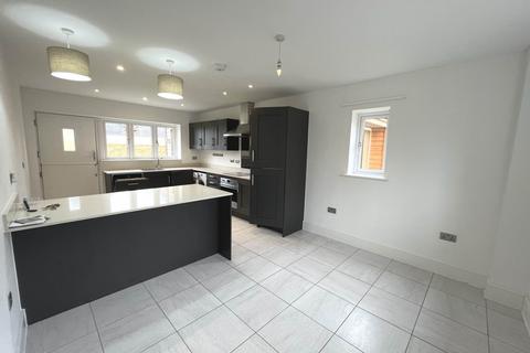 4 bedroom detached house to rent, Swailbrook Place, Kingham