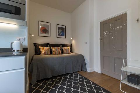 Studio to rent, Barkston Gardens, Earls Court, SW5