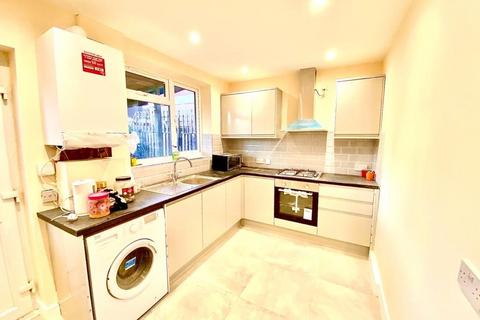 3 bedroom terraced house to rent, Trelawney Avenue, Slough