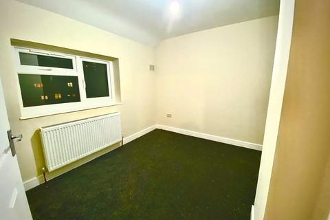 3 bedroom terraced house to rent, Trelawney Avenue, Slough