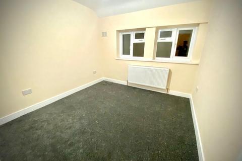 3 bedroom terraced house to rent, Trelawney Avenue, Slough