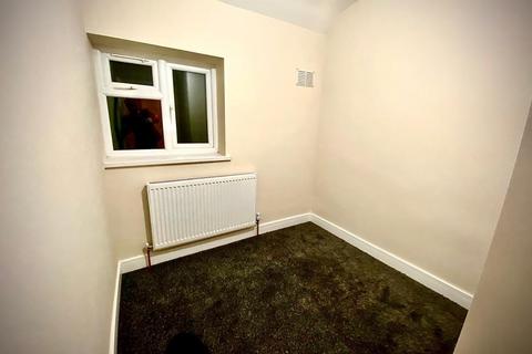 3 bedroom terraced house to rent, Trelawney Avenue, Slough