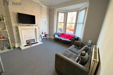 4 bedroom flat to rent, Headingley Avenue, Headingley, Leeds, LS6 3EP