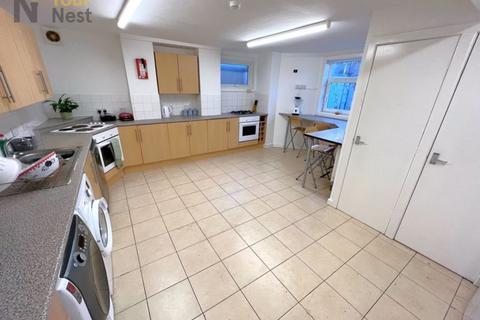 4 bedroom flat to rent, Headingley Avenue, Headingley, Leeds, LS6 3EP