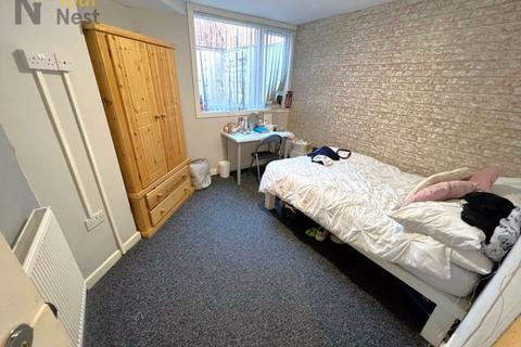 4 bedroom flat to rent, Headingley Avenue, Headingley, Leeds, LS6 3EP