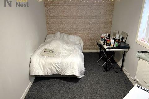 4 bedroom flat to rent, Headingley Avenue, Headingley, Leeds, LS6 3EP