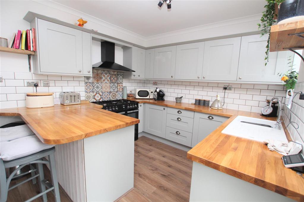 Apperley Gardens, Apperley Bridge, Bradford 4 bed semidetached house