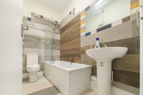 1 bedroom in a house share to rent, En-Suite Room To Let - HP11