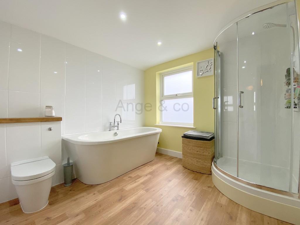 London Road, Kessingland, Lowestoft 4 bed semidetached house £260,000