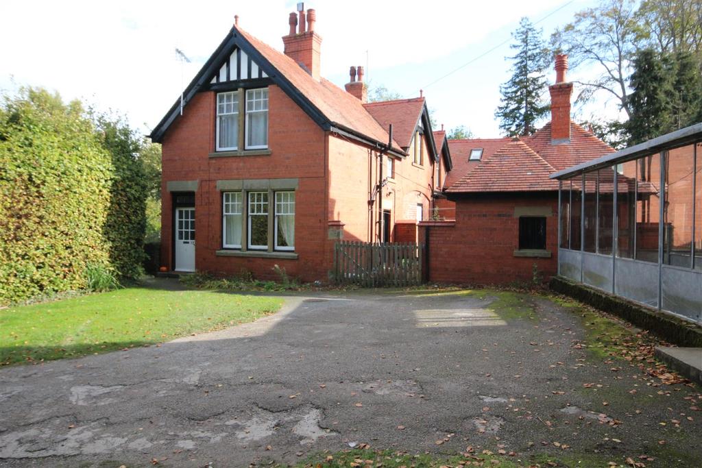44 Brackley Avenue, Colwyn Bay 8 bed house £295,000