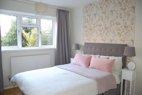 1 bedroom flat to rent, St Johns Terrace, High Road, IG9