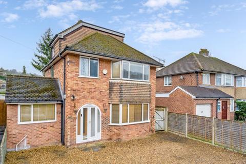 4 bedroom detached house to rent, £2795pcm: High Wycombe: Detached 4 bedroom 2 bathroom house