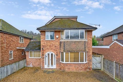 4 bedroom detached house to rent, £2795pcm: High Wycombe: Detached 4 bedroom 2 bathroom house