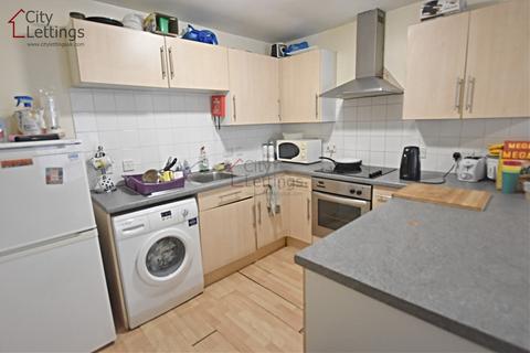 4 bedroom flat to rent, Radford Road, Hyson Green