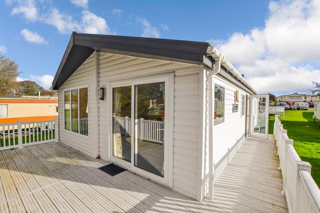 Valley Road, ClactonOnSea CO15 2 bed mobile home for sale £55,000
