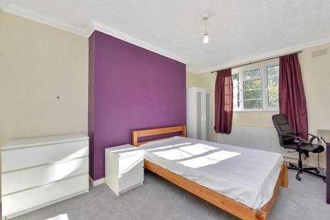 4 bedroom flat to rent, Glenbuck Road