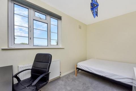 4 bedroom flat to rent, Glenbuck Road