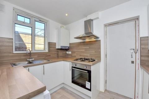 4 bedroom flat to rent, Glenbuck Road