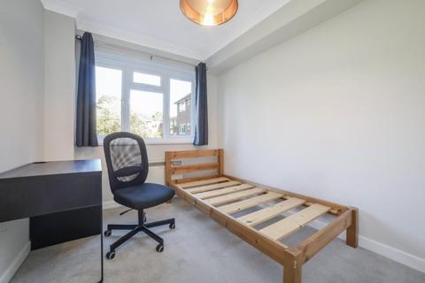 3 bedroom flat to rent, Lovelace Gardens