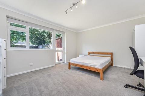 3 bedroom flat to rent, South Terrace